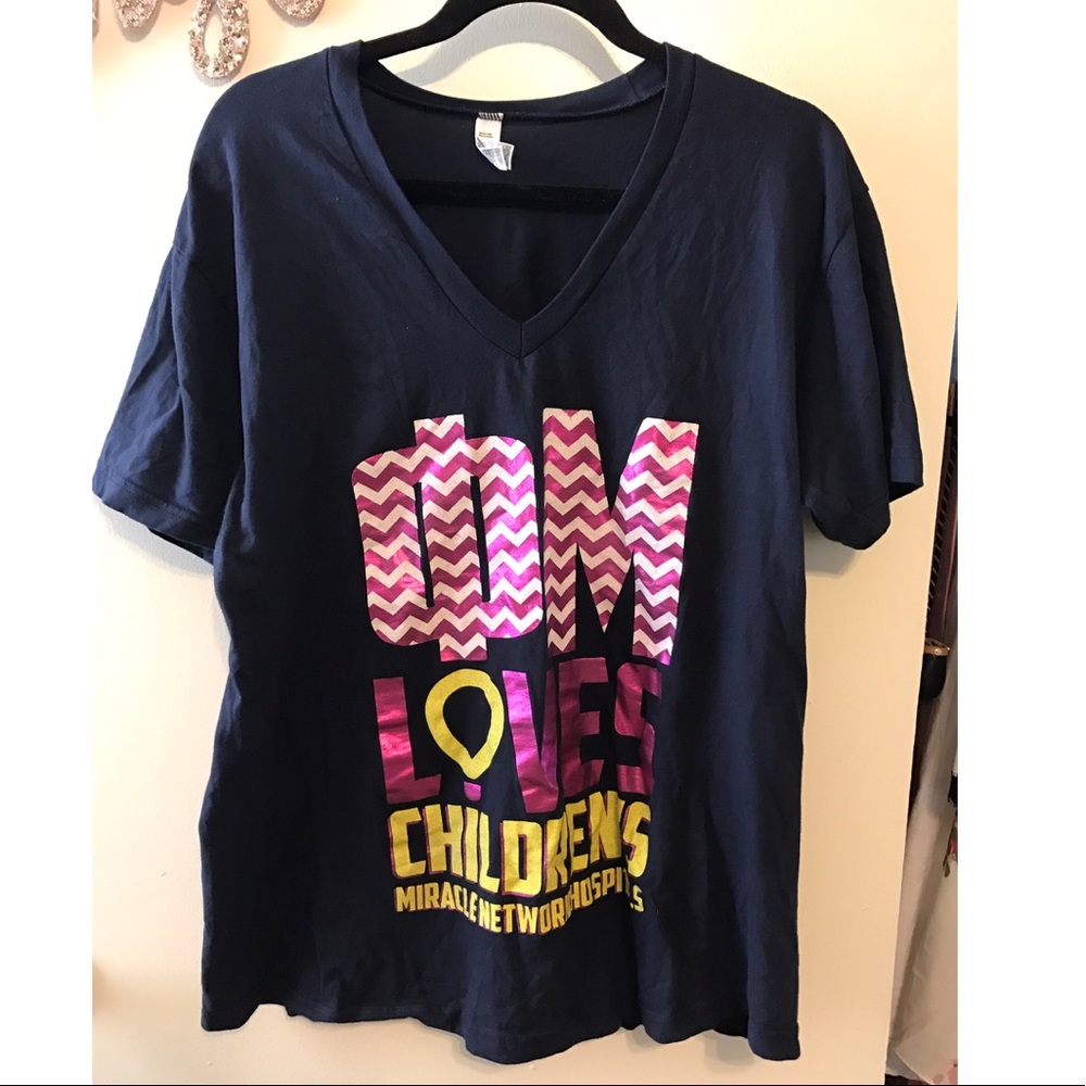 Phi Mu Loves CMNH V-neck, size L